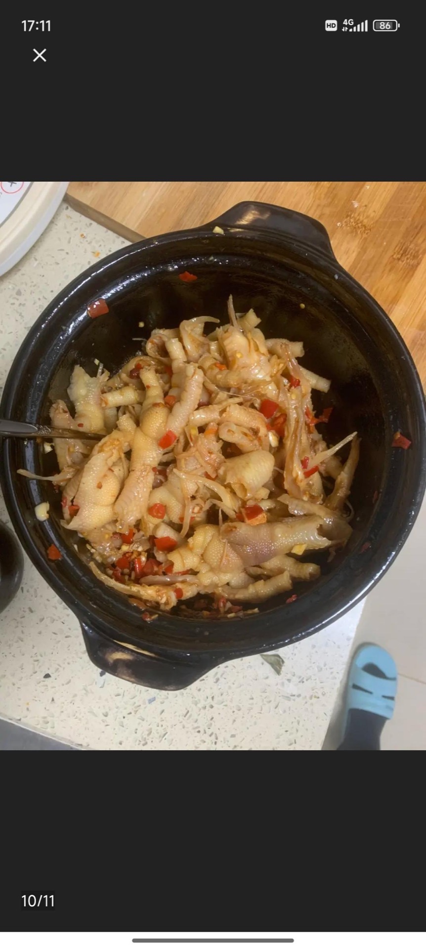 Put the deboned feet in a container and add 6 tbsp hand-chopped chili paste (to your taste), 3–4 tbsp sugar, 3 tbsp sesame oil, 6–7 tbsp black vinegar, 3 tbsp light soy sauce, 2 tb