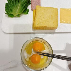 两颗鸡蛋加一勺牛奶搅散。