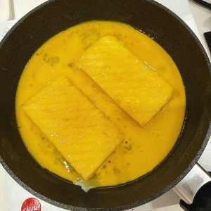 两面都沾上蛋液。
