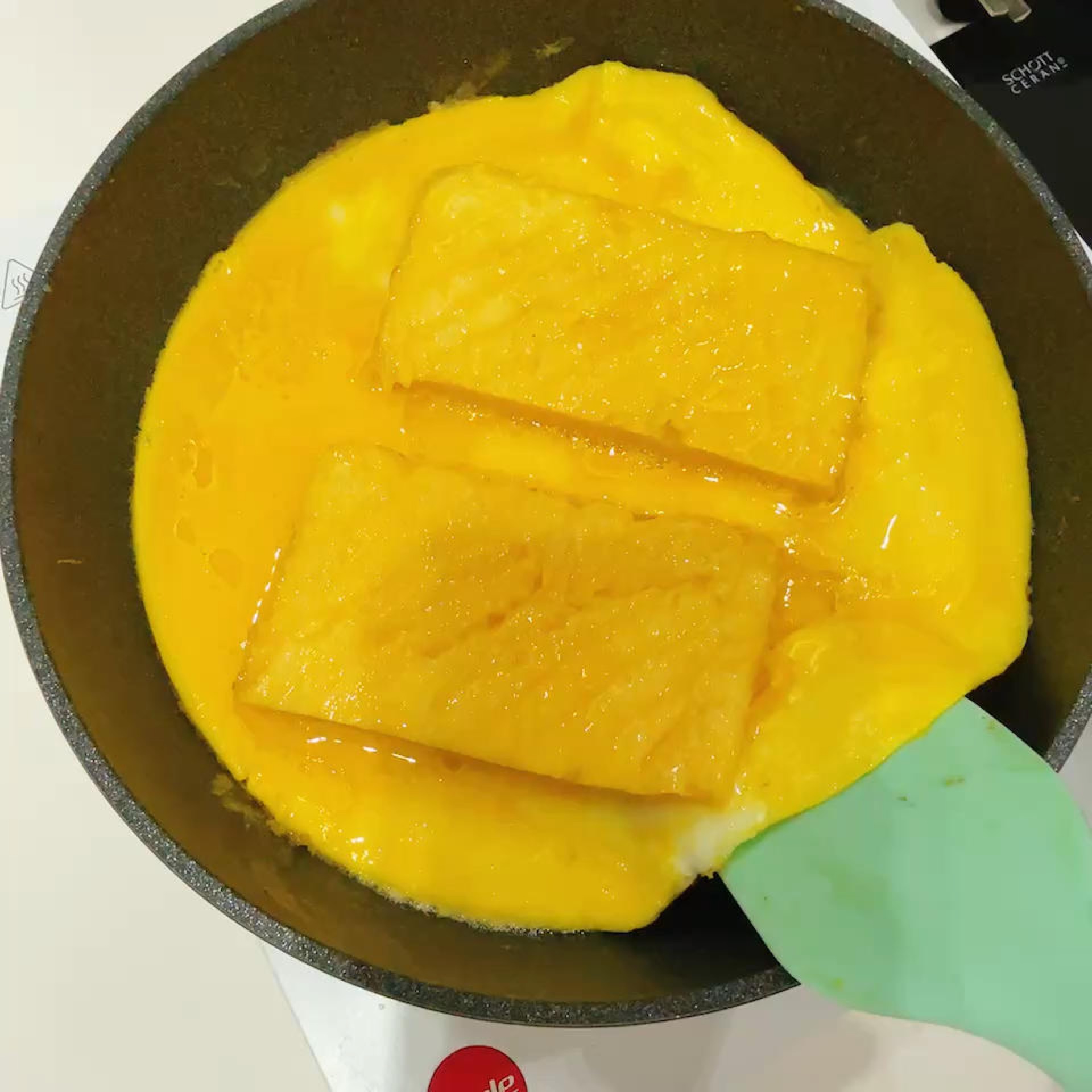 小火煎至定型翻面。
