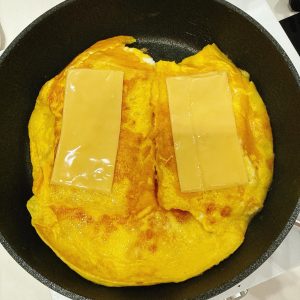 芝士片也一切二放入。