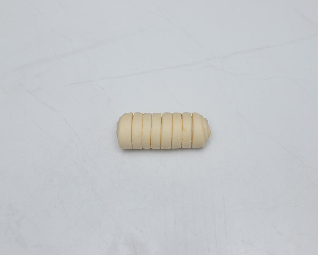 Divide the dough into 60 g pieces, round, cov