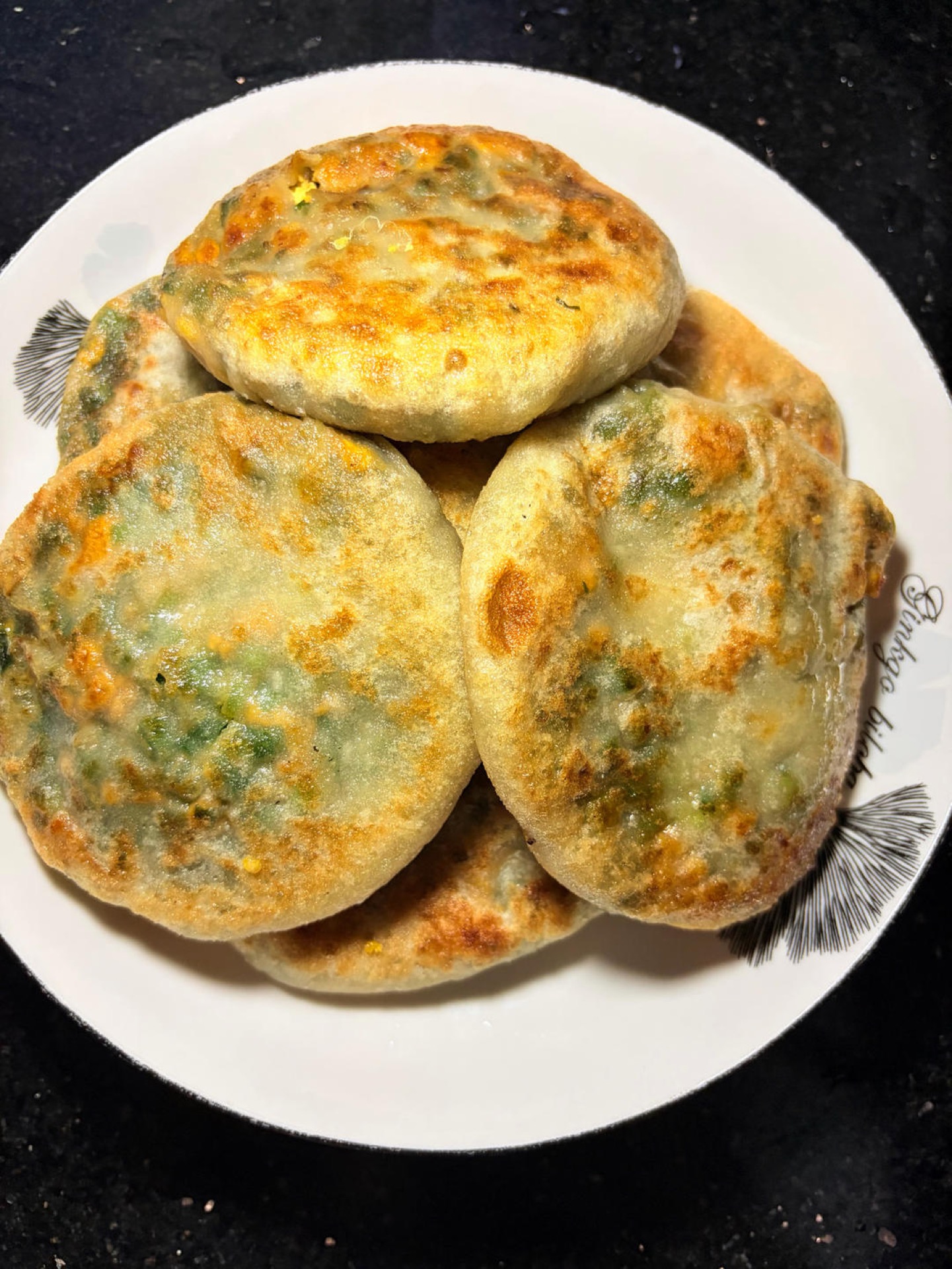 The skin is thin, soft and translucent, wrapping a generous amount of tender green chives with a full egg aroma.