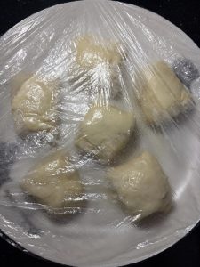Cover the bowl with plastic wrap and let the dough rest for 1 hour; resting it under oil gives it excellent extensibility.