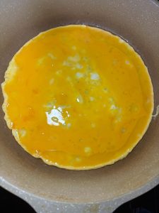 Heat a frying pan over medium heat with oil, pour in the beaten egg and scramble it into small curds, then let it cool completely before mixing it with the chives. Here is a trick
