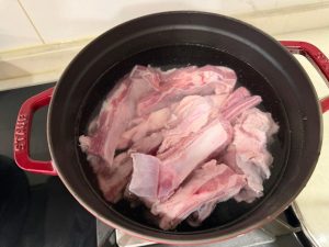 Thaw the lamb and rinse away the blood, then put it in cold water, bring it to a boil to blanch it, and move the blanched lamb to a bowl and rinse it further with hot water, which