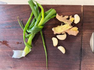 Prepare the scallion, ginger and garlic: do not crush the garlic, just peel it and leave 4 cloves whole, smash a whole piece of ginger flat with the handle of a knife, and if you h
