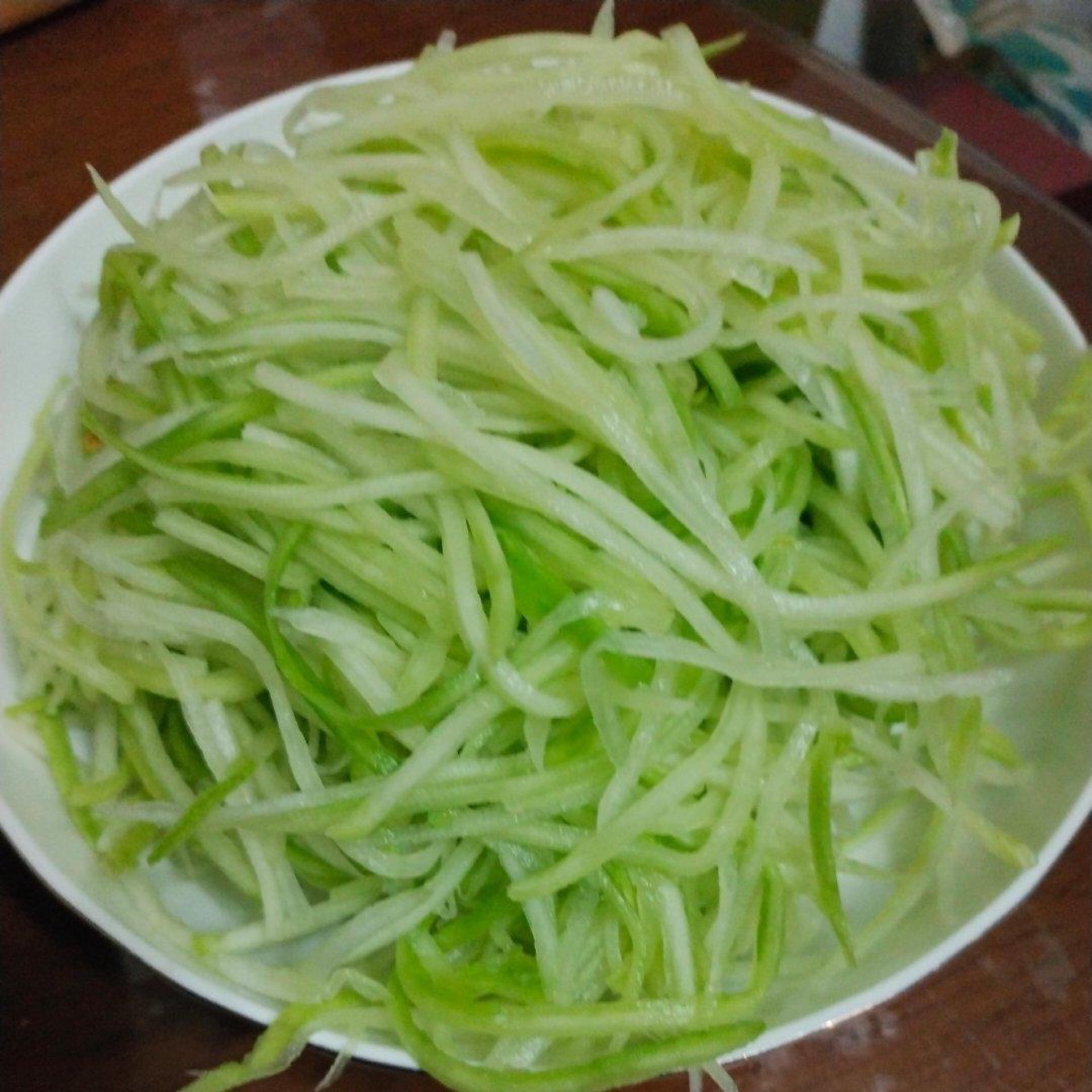 Shred the gourd into fine strips, then soak them in cold water.