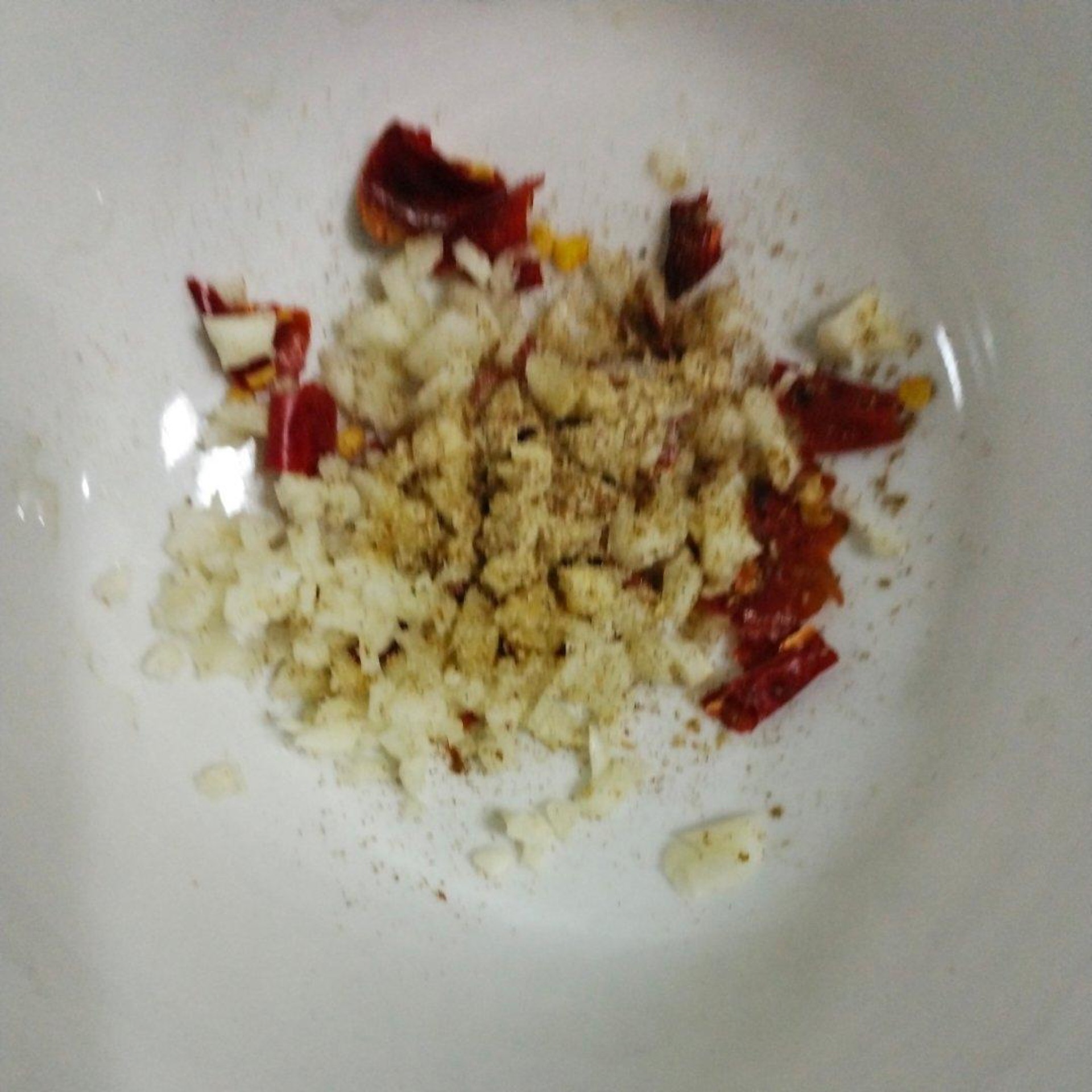 Combine garlic, chili, white pepper, Sichuan peppercorn, sugar, fennel powder, MSG, soy sauce, vinegar, and salt.