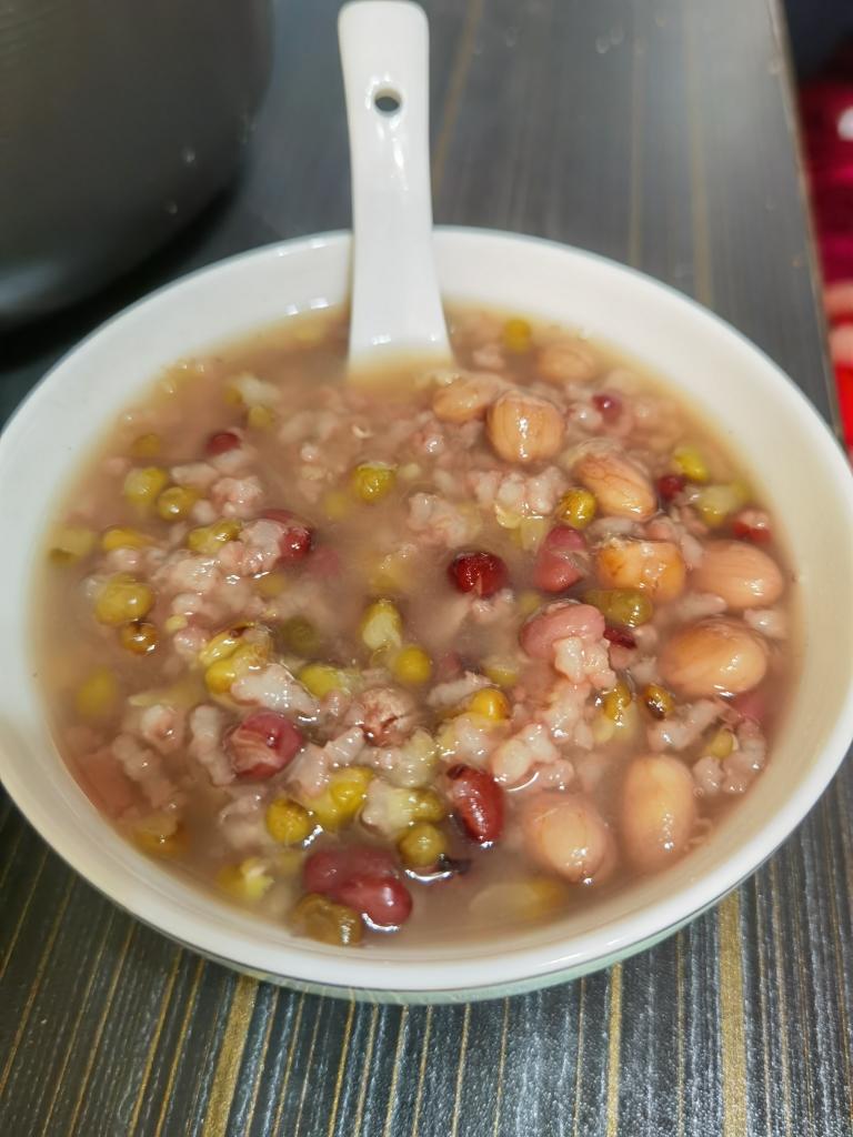 A pretty, tasty mung bean congee is ready - l