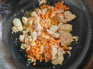 Pick the scallion and ginger out of the chicken, pour the chicken into the hot oil, and do not rush to stir; let it set slightly, then stir-fry until the chicken turns white, add t