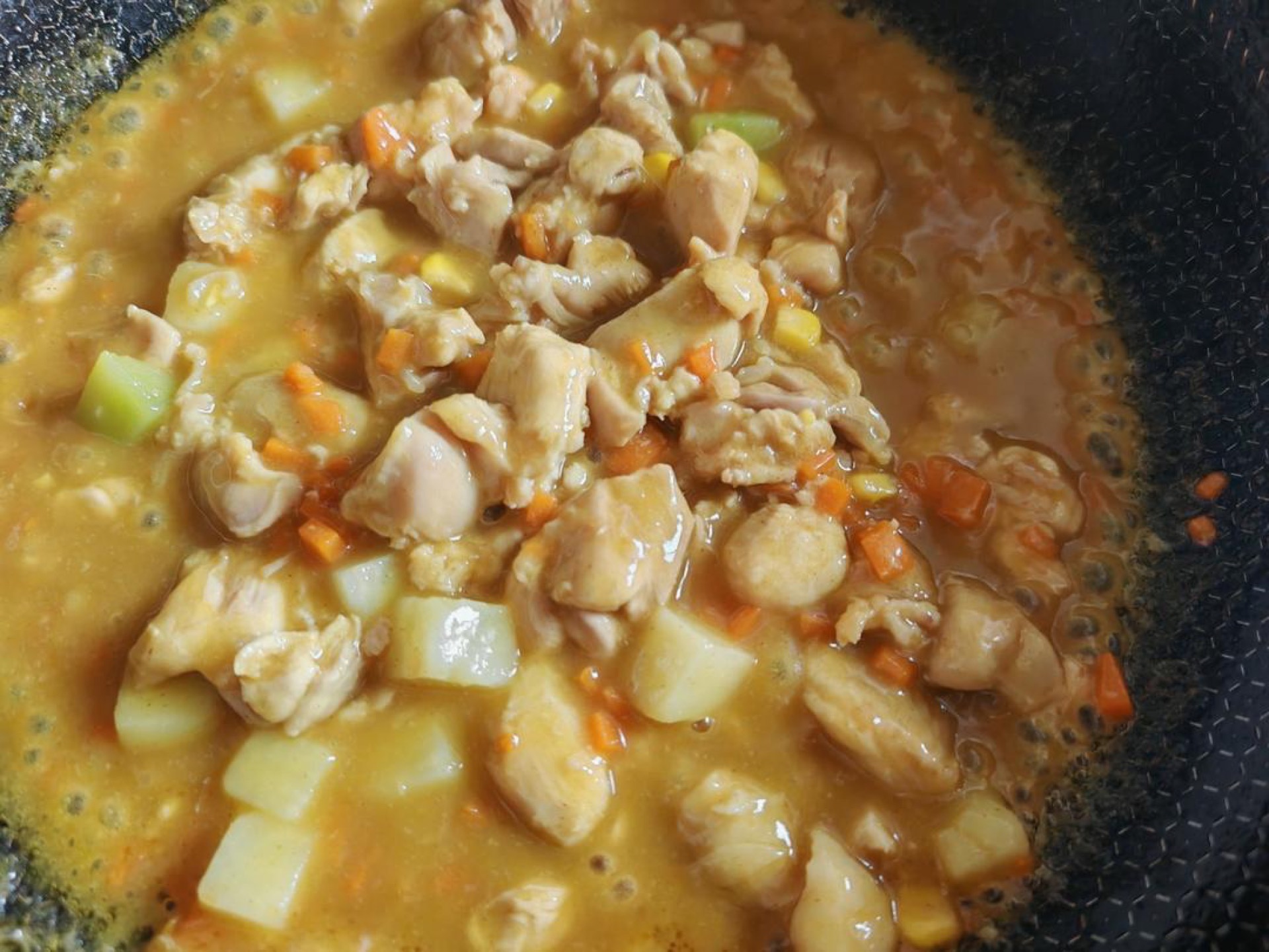 After 10 minutes, turn off the heat, add 1 block of curry roux, and stir until it has completely melted; turn the heat to low and reduce the sauce until it reaches the thickness yo