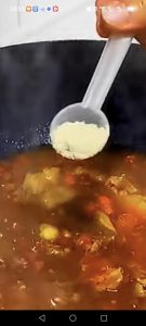 Pour in the water, bring it to a boil, then season with Shaoxing wine, light soy sauce, ground white pepper, chicken bouillon, and salt, tasting as you go.