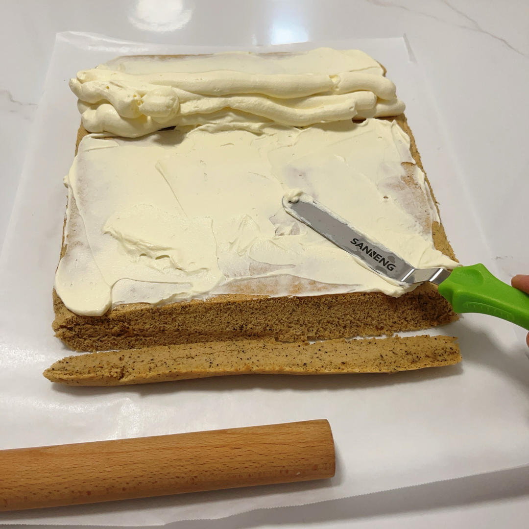 A thick line of cream piped at one edge of the cake