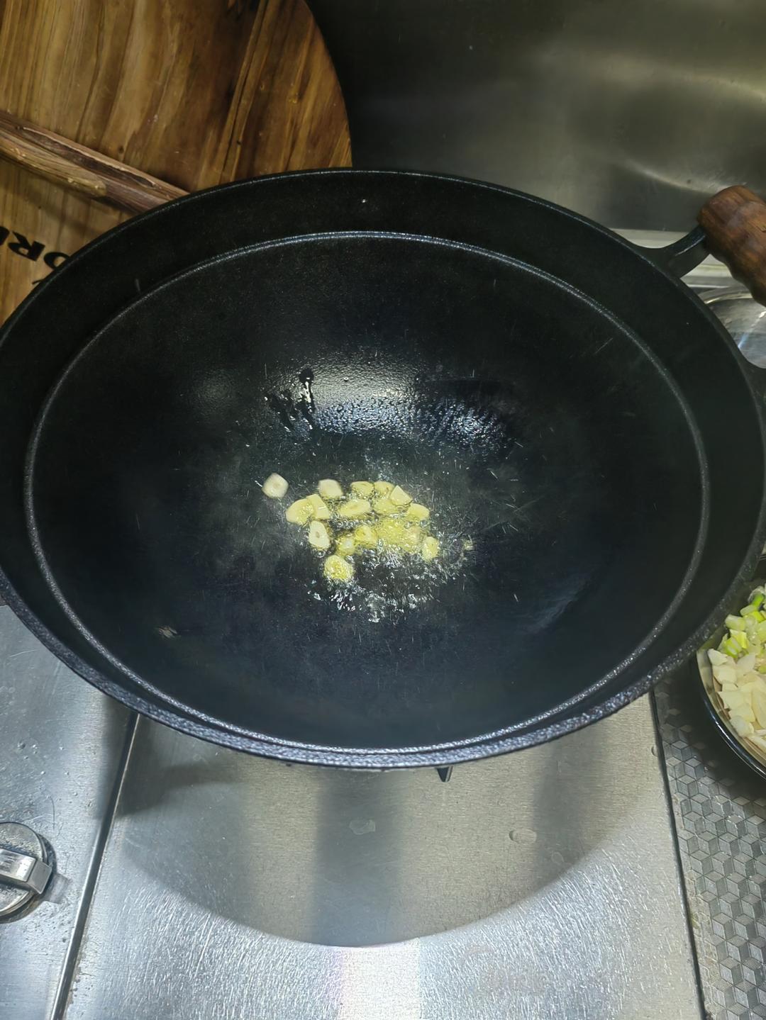 Heat the pan, cold oil, add the garlic and bl
