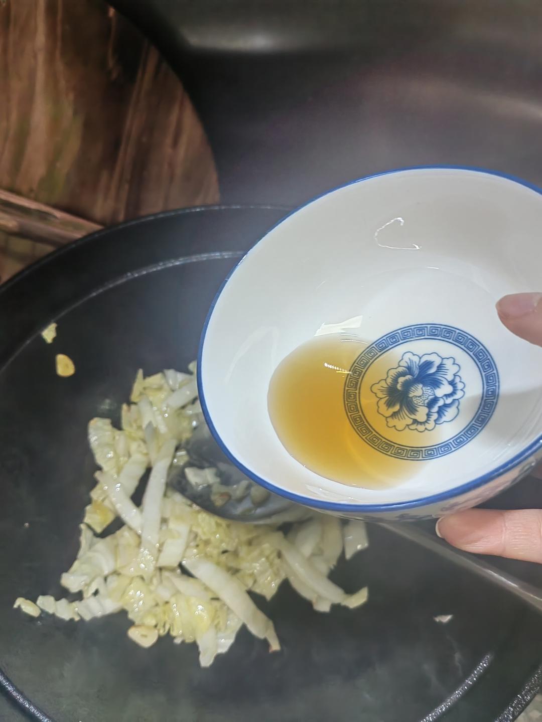 Pour in the sauce (huangjiu and fish sauce)