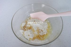 Measuring the cake flour and corn oil for the oil dough