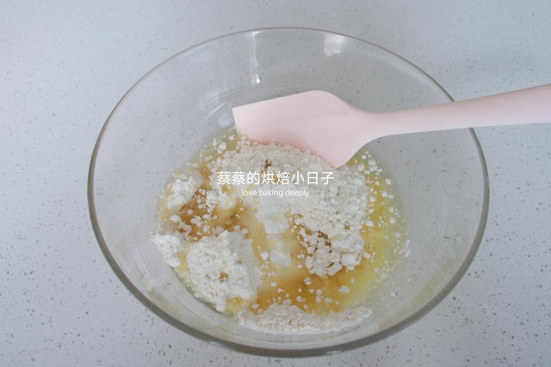 Measuring the cake flour and corn oil for the oil dough