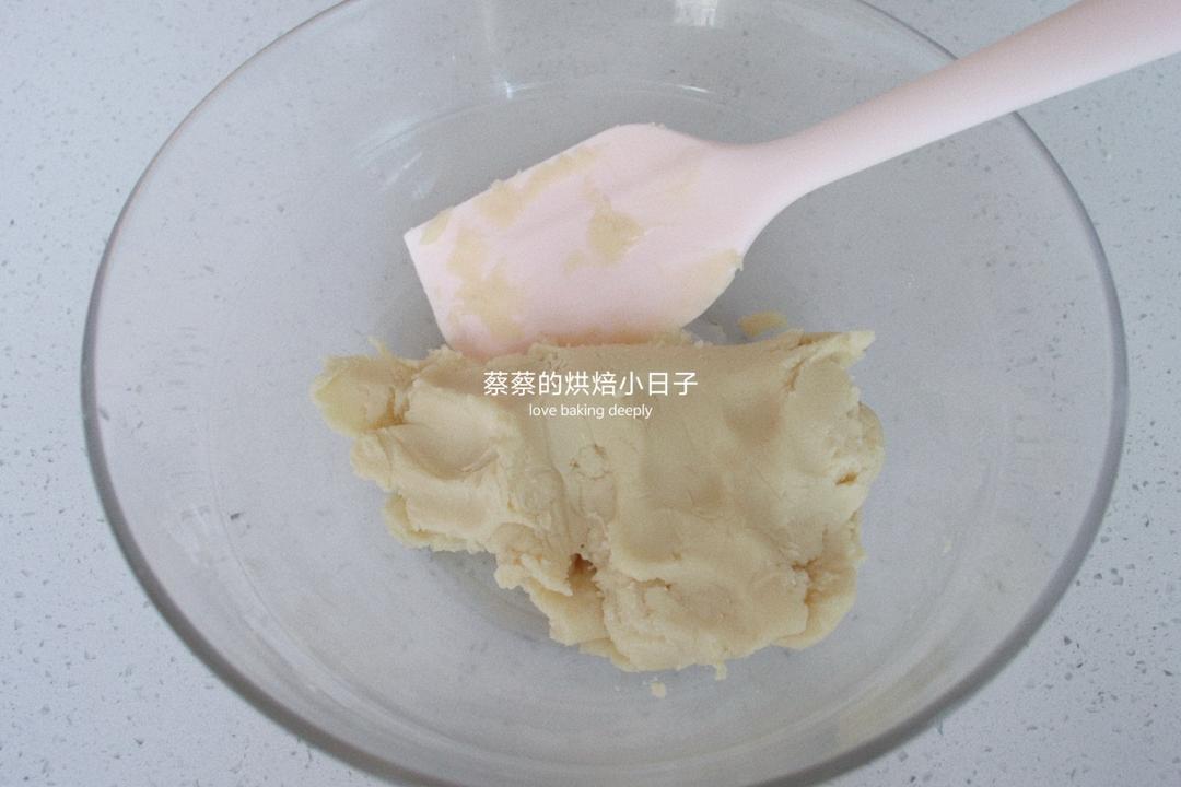 Blending the oil dough with a spatula until smooth
