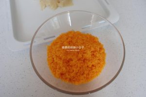Roasting the salted egg yolks sprayed with baijiu