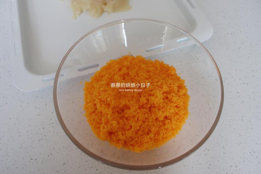Roasting the salted egg yolks sprayed with baijiu