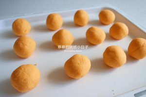 Rolling the yolk bean paste filling into twelve balls
