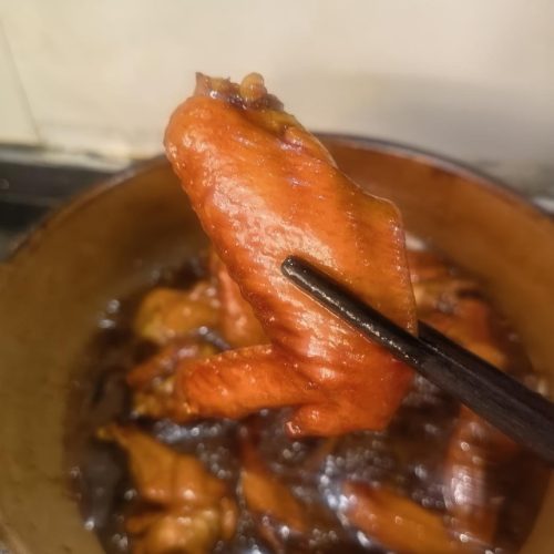 Glossy four-cup chicken wings in a dark caramel glaze