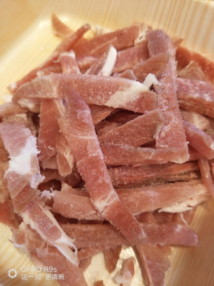 Cut the pork into shreds - a slightly fatty c