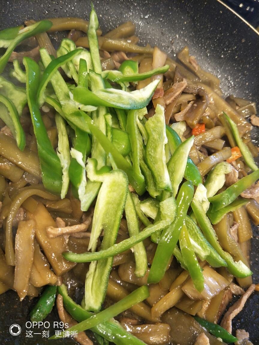 Finally add the green pepper and stir-fry 1-2