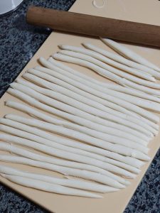 Cutting the dough sheet into wide strips