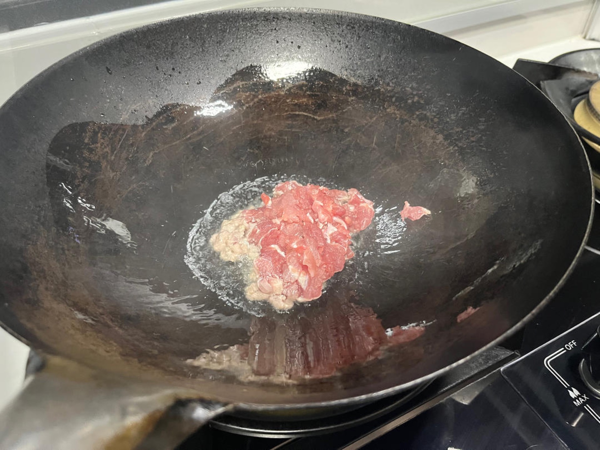 Heat oil in the wok and add the ground beef.