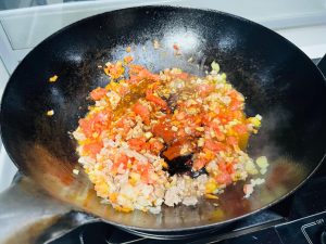 Add the light soy sauce, dark soy sauce, oyster sauce, ketchup, salt, and sugar to season.