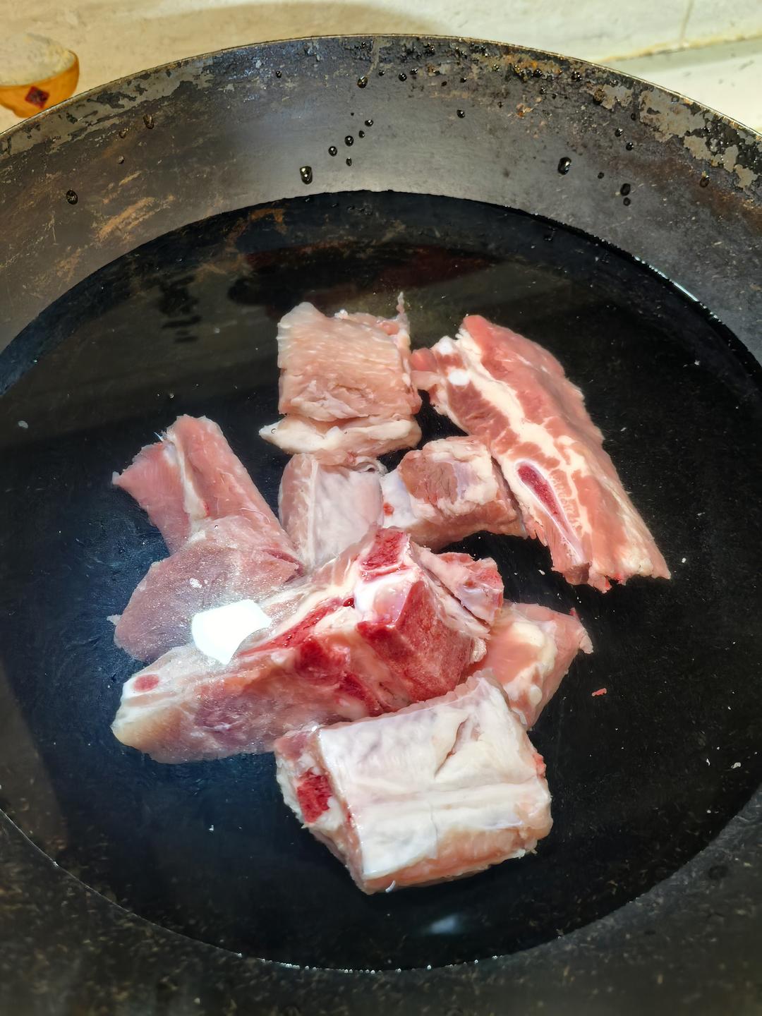 Blanching pork ribs in cold water