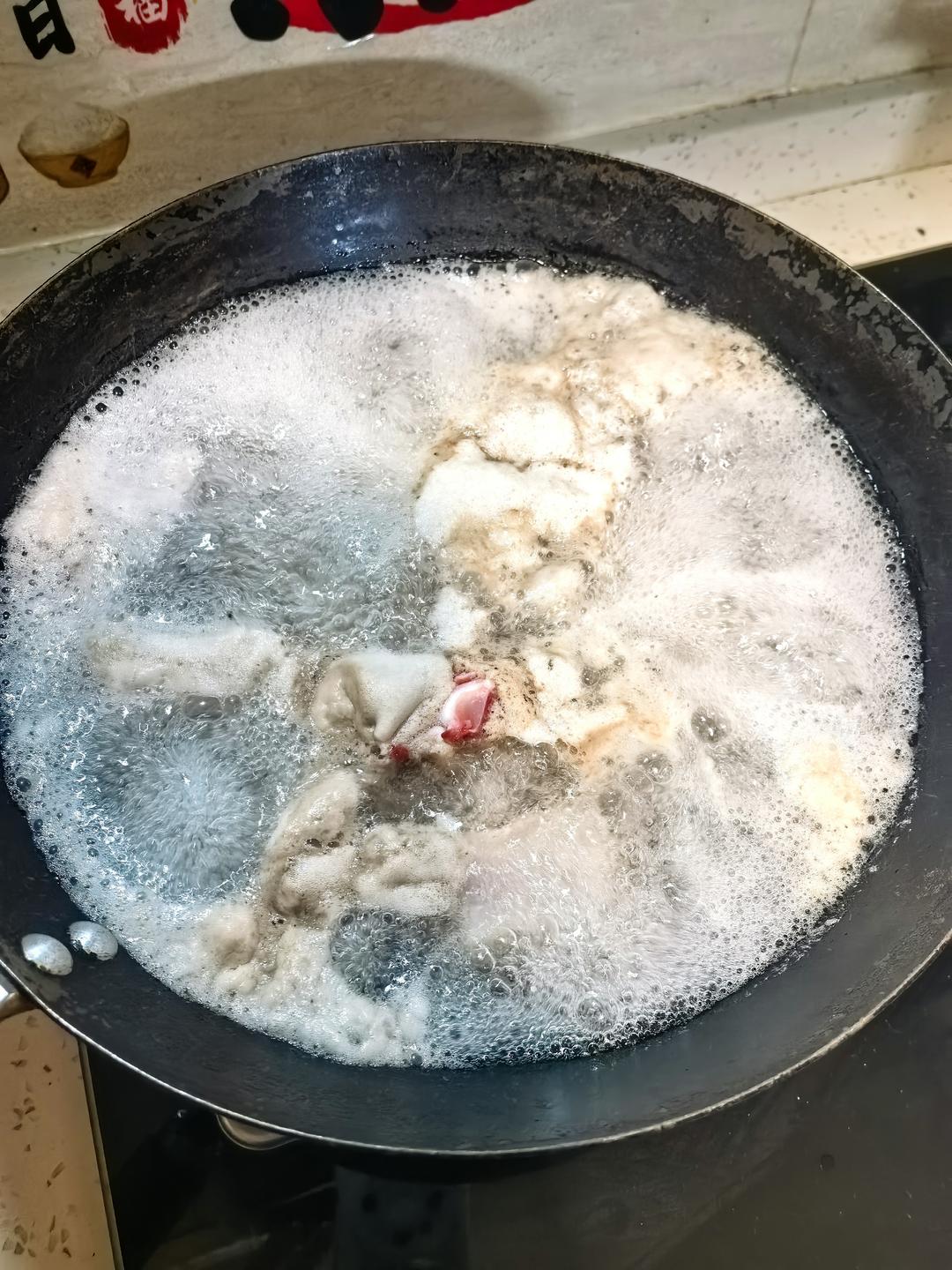Rinsing the blanched ribs with hot water