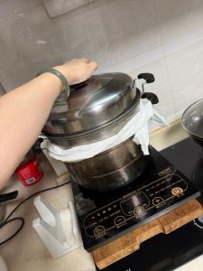 Jars with lids set loosely steaming in the pot