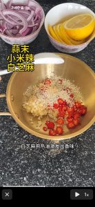 Put the millet peppers, minced garlic and white sesame seeds in a heatproof bowl and pour hot oil over them to release their fragrance.