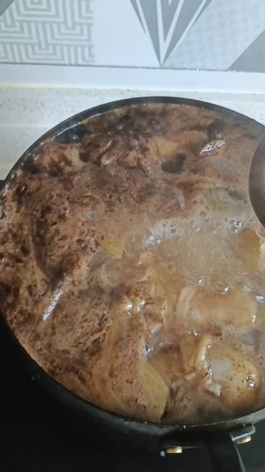 Skimming foam from the surface of the cola