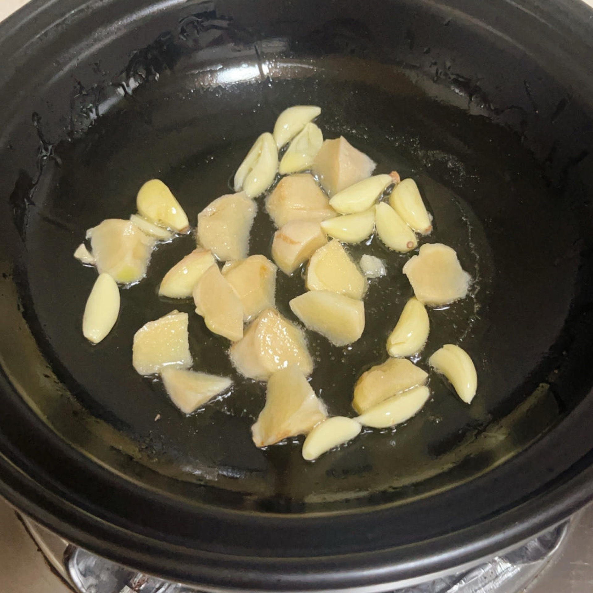 Ginger and garlic sizzling in the clay pot