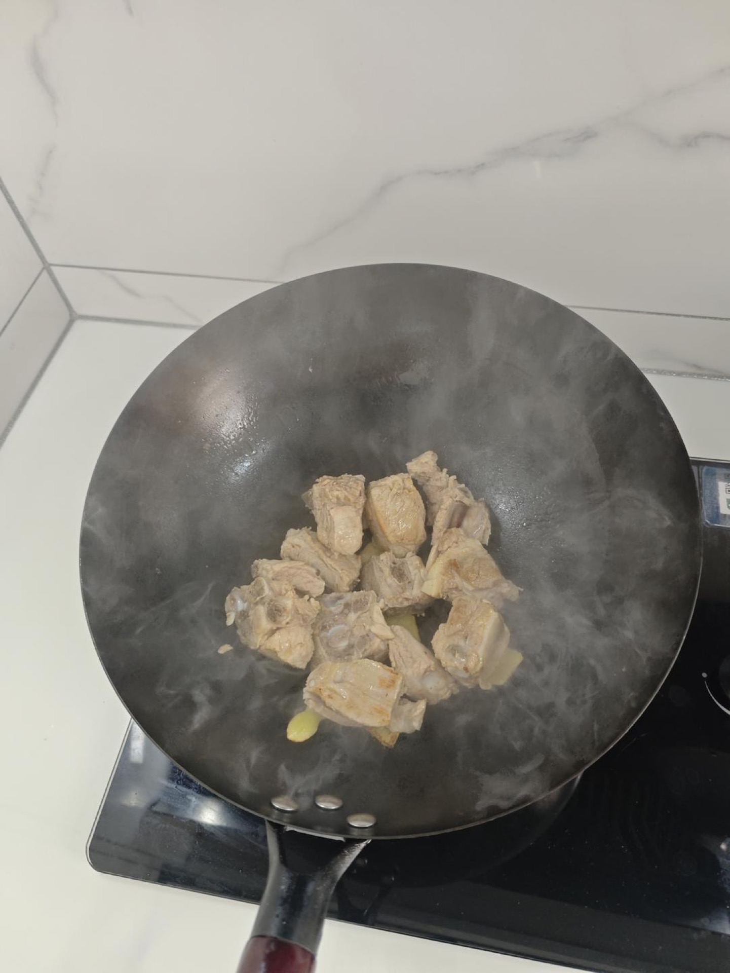 Pork ribs searing with ginger and Shaoxing wine