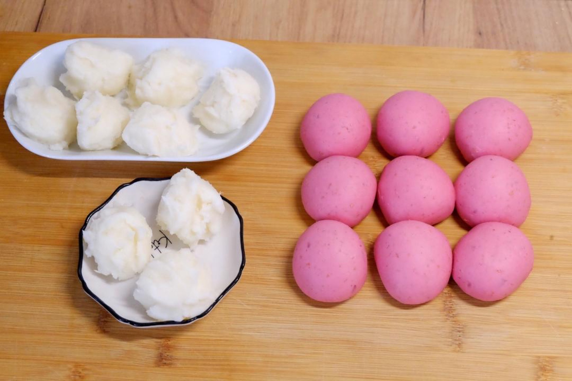 Mix 50 g bread flour, 50 g room-temperature water, 0.5 g high-sugar-tolerant yeast, and 0.1 g salt in a small bowl until smooth. Let it ferment at about 79°F (26°C) for 1 hour, the