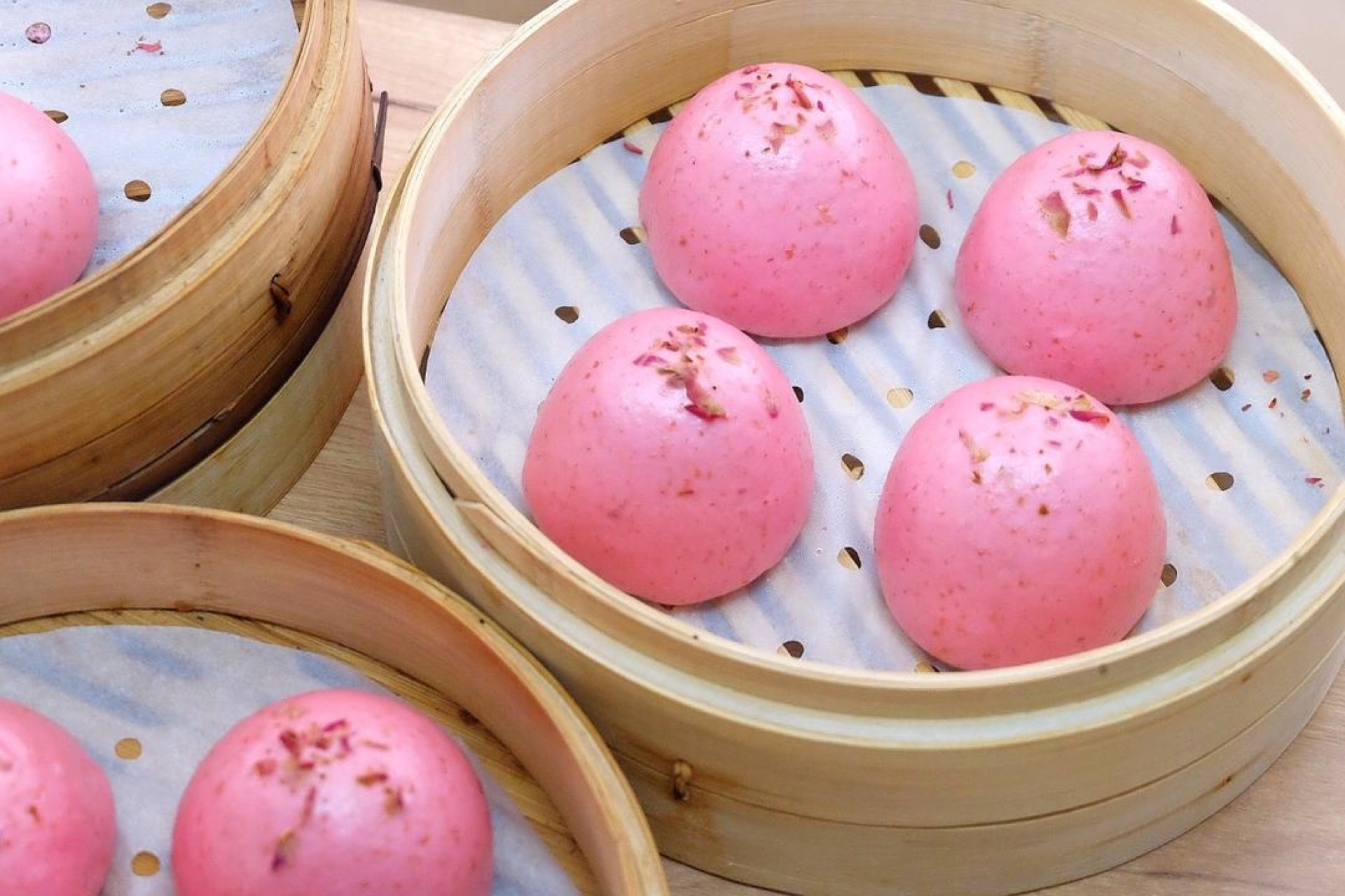Steam the shaped buns over medium heat for 13 minutes, then turn off the heat and rest for 3 minutes before lifting the lid.