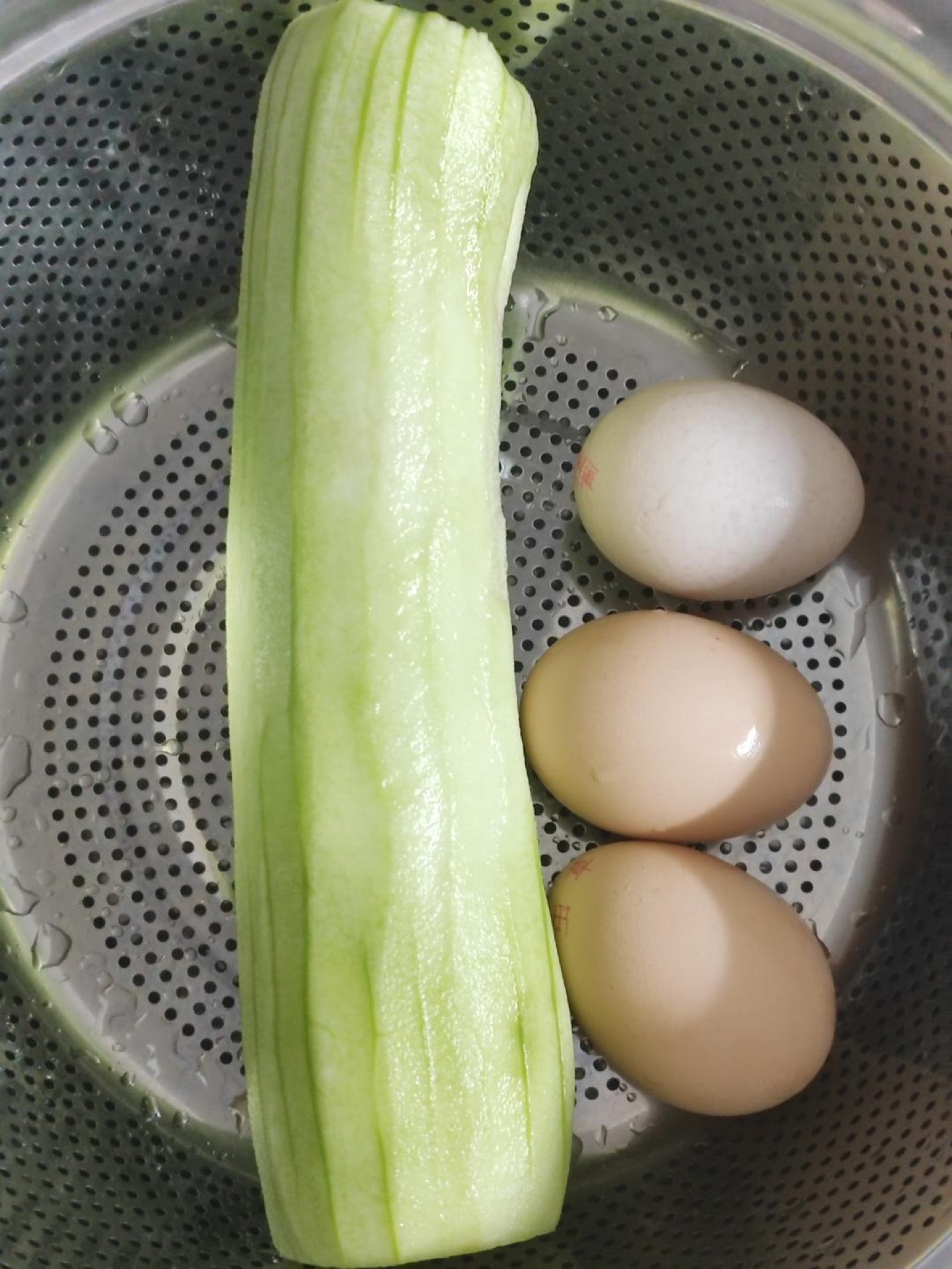 Peel the luffa with a vegetable peeler, then crack three eggs into a bowl and beat them until smooth.