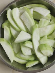 Cut the peeled luffa into rough 1-inch chunks.
