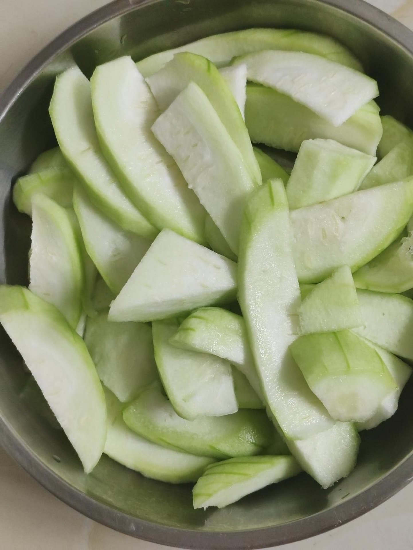 Cut the peeled luffa into rough 1-inch chunks.