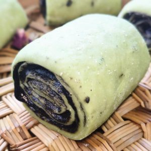 Place the buns in a cold steamer, steam for 15 minutes, then turn off the heat and rest for 3 minutes before opening.