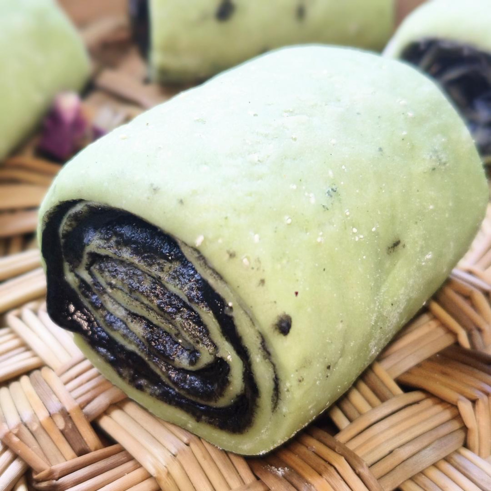 Place the buns in a cold steamer, steam for 15 minutes, then turn off the heat and rest for 3 minutes before opening.