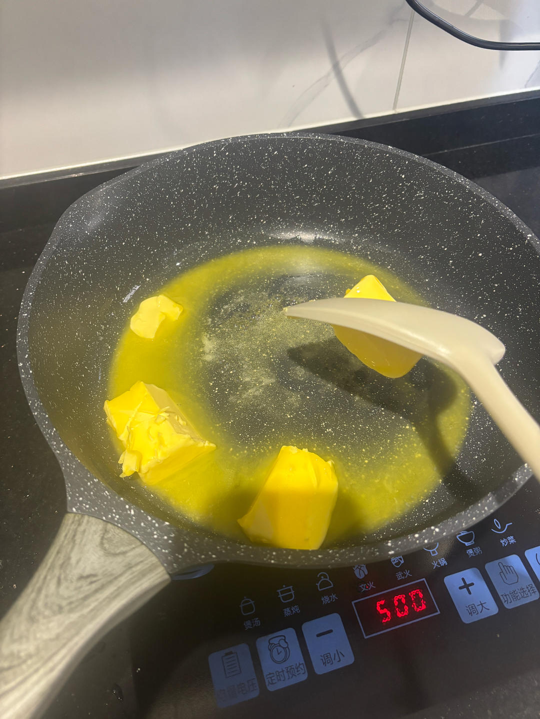 Mung beans being blended with milk into a smooth paste
