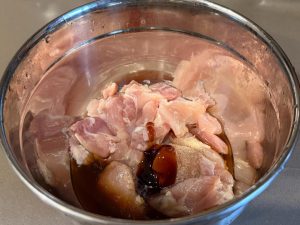 Cut the chicken thighs into 1-inch pieces and toss them with Shaoxing wine, light soy sauce, oyster sauce, and white pepper, then set aside to marinate.