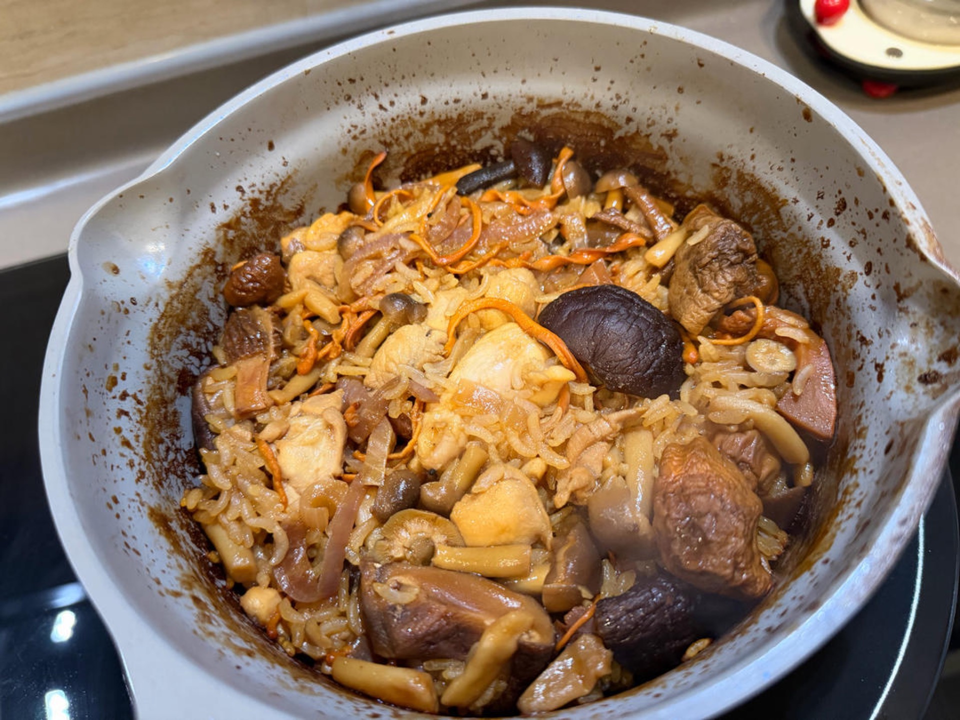 Cover the wok with a lid and simmer over medium-low heat for 15 minutes until the rice is tender and the liquid is absorbed.