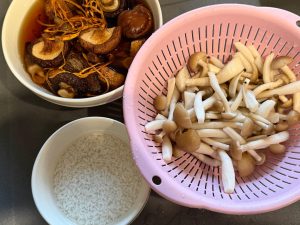 Prepare the mushrooms you like best, slicing them evenly, and rinse the rice and leave it soaking in cold water.